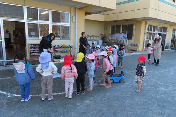 皐月保育園　さつまチップを食べよう